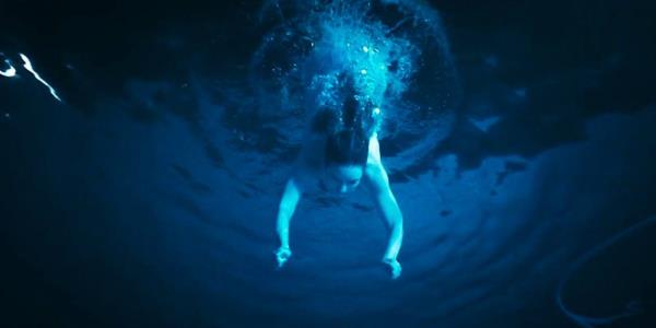 Amélie Hoeferle in Night Swim